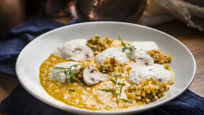 A abóbora traz um toque agridoce ao risoto. Para complementar, a chef Fernanda Zacarias usa espuma de cogumelos e farofinha crocante de pão e ervas.