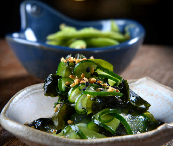 Sunomono e edamame, otoshis para começar a degustação no Tokyo Milano. 