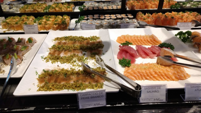 Sashimis e o carpaccio de peixe branco com farofinha crocante. 