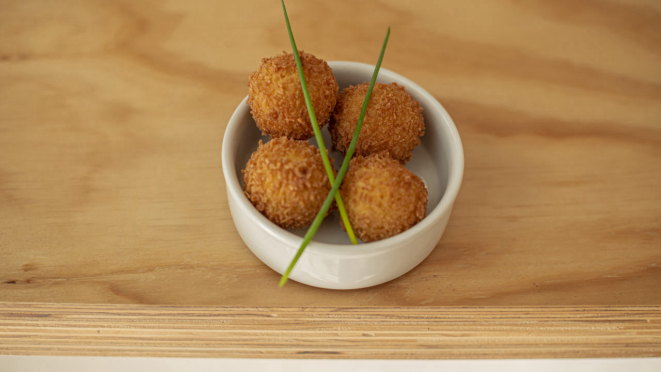 Arancini com recheio de muçarela e funghi - a única entrada do cardápio. E basta.