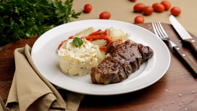 Bife de chorizo com cebola e pimentão na brasa e maionese de batata, da Cabaña Montefusco Parrilla Argentina | Foto: Fernando Zequinão 