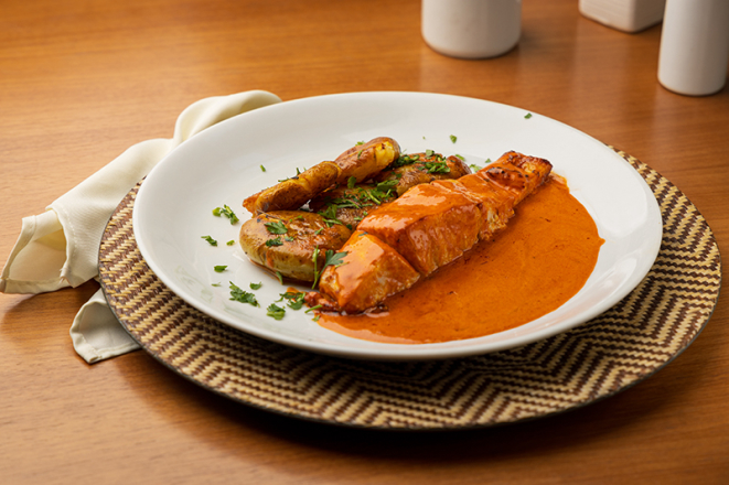  Pescada ao molho de páprica e batatas ao murro, do Lupe Cozinha Contemporânea | Foto: Fernando Zequinão 