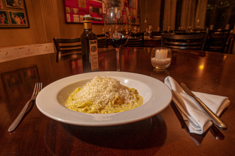 Dudu Sperandio volta com o Fettuccine flambado dentro do queijo Grana Padano