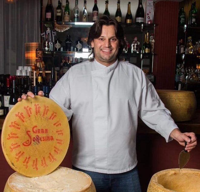 Chef Dudu Sperandio pronto para cozinhar dentro do queijo Grana Padano. 