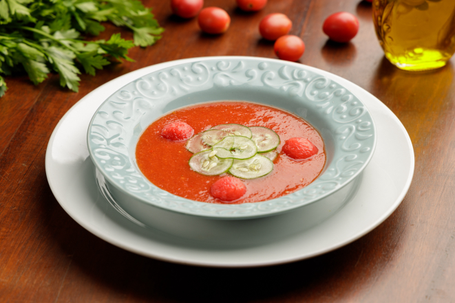 Popular em países como Espanha e Portugal, o gazpacho é uma das opções de entrada do Ibérico Restaurante. | Foto: Fernando Zequinão. 