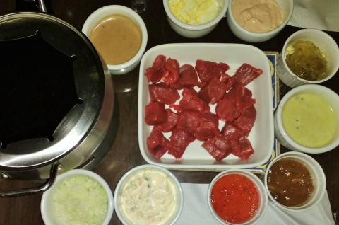 Delivery de fondue, com panela e tudo. Sim, é possível comer em casa