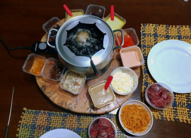 A Fondue Bourguignone do Pachá em casa, pronta para o consumo. 