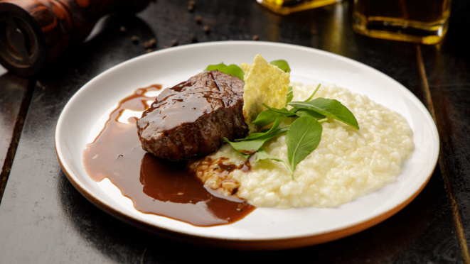  Baby beef feito na brasa ao molho demi-glace, com risoto de queijo Calcar e germinado de beterraba, do La Vaca Steakhouse. Foto: Fernando Zequinão.