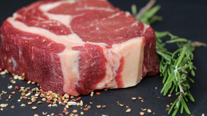 A carne ideal para grelha é a marmorizada, com alguma gordura. Foto: Tom Wieden/Pixabay