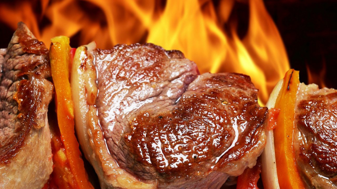 A distância do fogo correta garante que a carne não torre por fora e fique muito crua por dentro. Foto: Bruno Marques/Pixabay