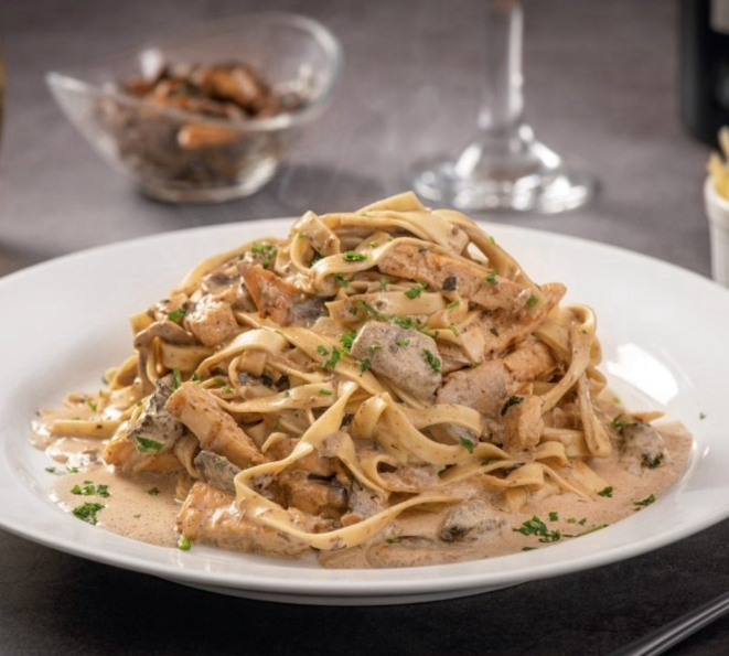 Molho funghi do Au-Au: tiras de frango e cogumelos Paris, junto ao molho à base de funghi porcini seco.