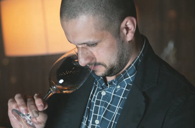 O sommelier Guilherme Balbino foi quem apresentou e discorreu sobre os vinhos da noite. 