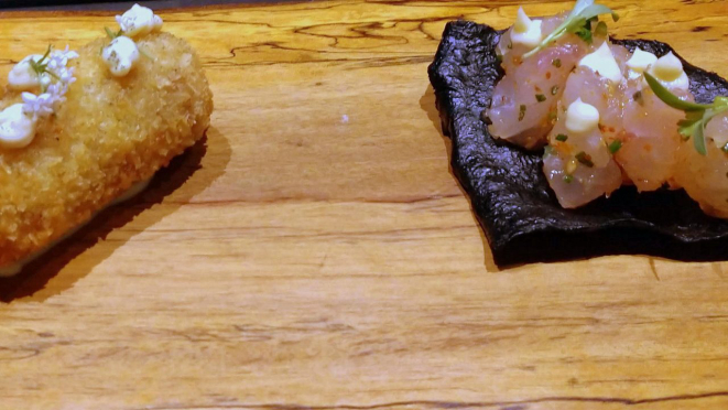 Croquete de polvo e tucupi e Nori com peixe cru. 