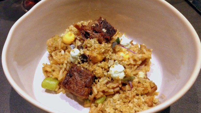 Arroz de costela defumada, com aïoli de salsinha, aïoli de páprica e farofa de pão de fermentação natural.