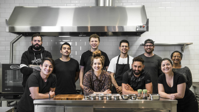 O chef Danilo Takigawa com a equipe do ASU. 