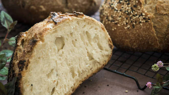 Pães de fermentação natural veganos.