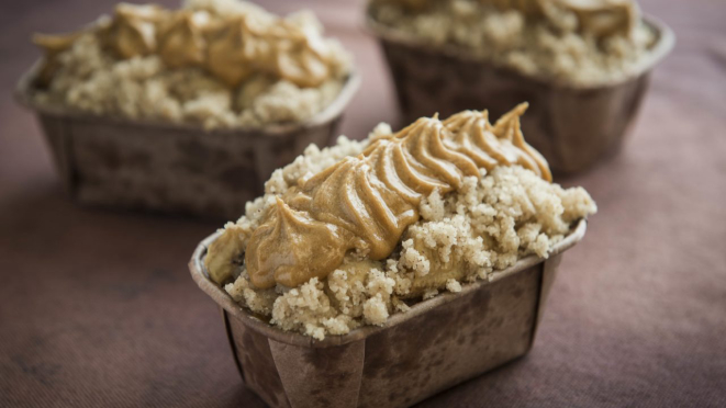 A cuca sabor "doce de leite", feito artesanalmente pela marca VegannA, simula o doce tradicional com um blend de leite de castanha de caju, coco e aveia.