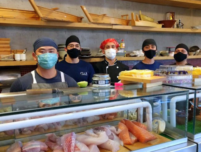 Vinícius Fujii e a brigada de balcão e cozinha do restaurante Fujii, no Mercado Municipal de Curitiba. 