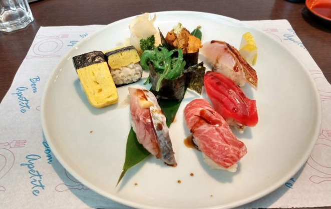 Dupla de pargo, Dupla de buri torô, Dupla de tamagoyaki da casa (aquela espécie de omelete prensada), Ginkan uni (ouriço do mar), Gunkan hiyashi wakame (alga), Niguiri de cavalinha, Niguiri blue fin kamá torô, Blue fin akami (parte mais magra) e Niguiri de trilha.