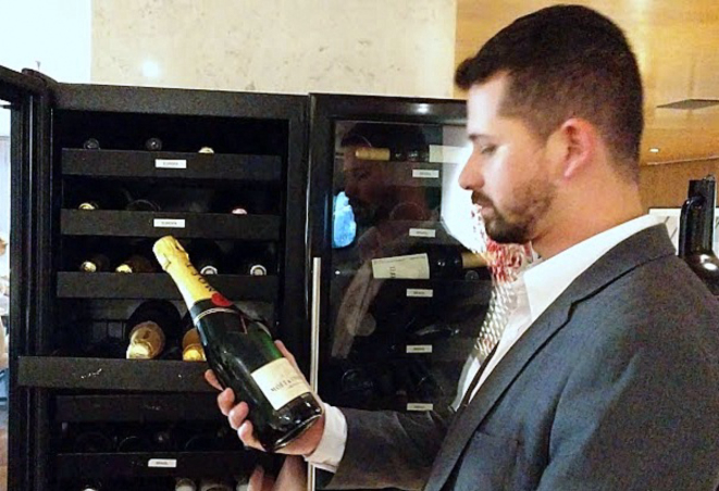 Wellington Gonçalves, 29 anos, estudioso e preparado sommelier do Nomade. 