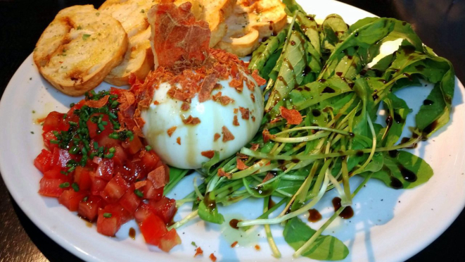 Burrata de búfala (com rúcula, presunto parma crispy, azeite de oliva, tomate, redução de aceto balsâmico e pão) - sugestão de entrada na Zahil. 