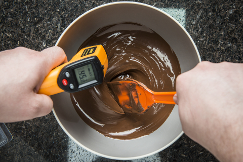 Temperagem do chocolate: aprenda a técnica que faz o ingrediente brilhar