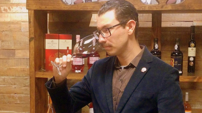 Jean Marcos Antonello, o sommelier do ST444 Wine, sempre disposto a sugerir a melhor harmonização. 