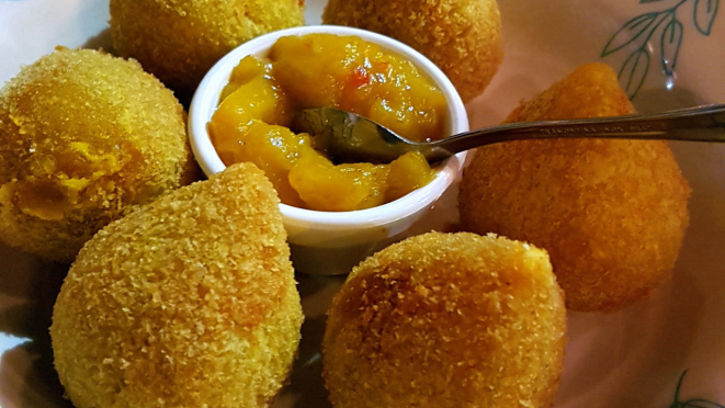 Coxinhas de Pernil com chutney de manga, do cardápio do Curry Pasta. 