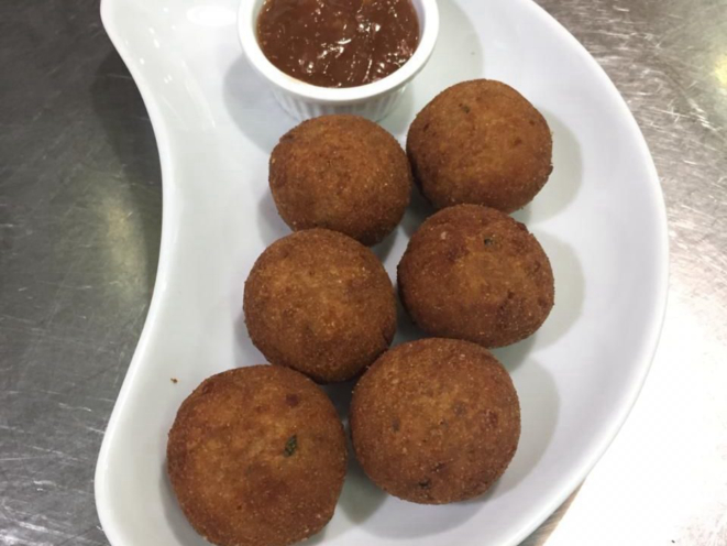 Bolinhos de piracuí com vinagrete de tomate e pimenta de cheiro, sugestão de entrada. 