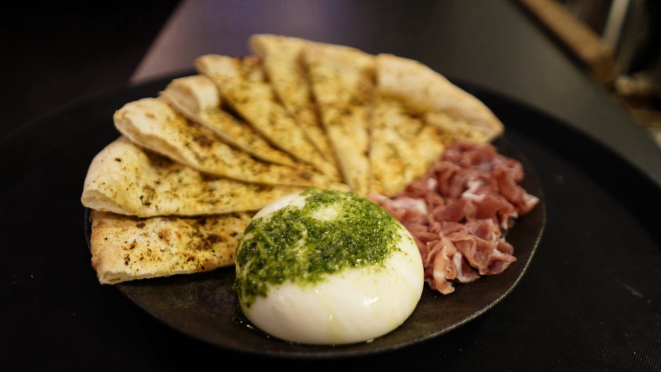 Burrata di Parma, interessante opção de entrada: Burrata fresca, crostini da casa, Parma e pesto de manjericão.