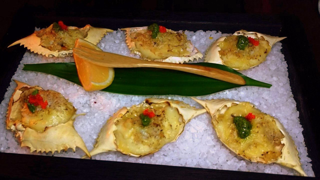 Casquinha de siri com molho de queijo, massago e pesto Nikkei.