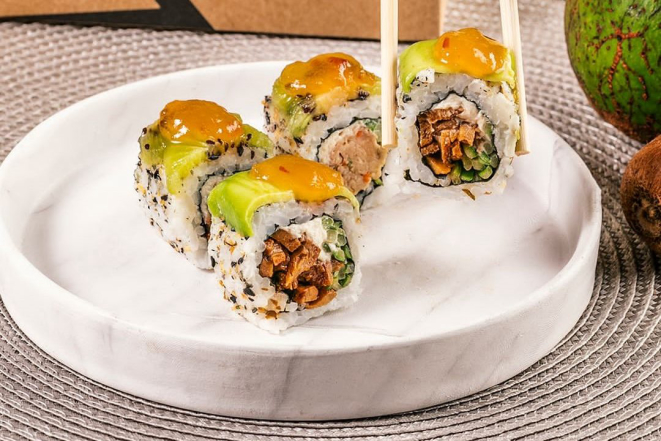 Uramaki Hawaii com ingredientes inusitados no Hozon: arroz, seitan, pepino, hozon cream, envolto com uma fatia de abacate e finalizado com geleia de abacaxi e pimenta dedo de moça.