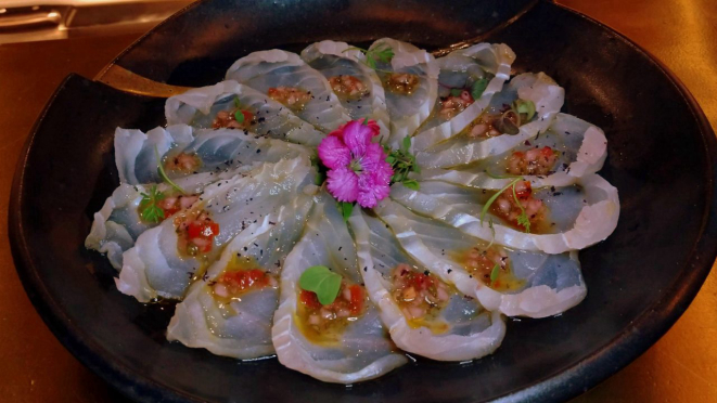 Carpaccio de robalo, vinagrete de tomate-cereja e jalapeño.