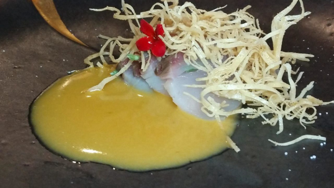 Sashimi punk - peixe branco defumado com chips de macieira, massa harumaki crocante e o molho curry.