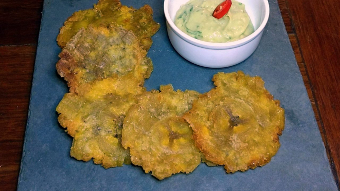 Patacones, medalhões prensados de banana-da-terra chips, acompanhados de guacamole