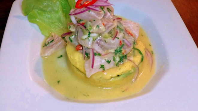 Causa cebichera, dois clássicos, causa e ceviche, juntos. 