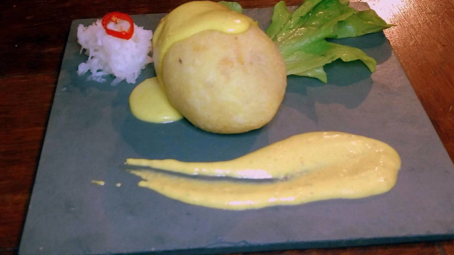 Papa rellena, um bolinho de batata recheado com carne e frango. 