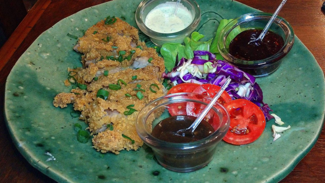 Milanesa ponja, copa lombo suína empanada na farinha panko, com dois molhos e salada da casa.