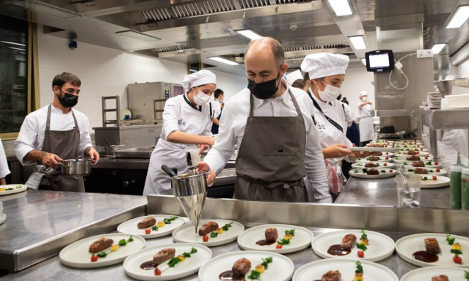 A Basque tem os brasileiros Alex Atala e Manu Buffara entre os chefs conselheiros.