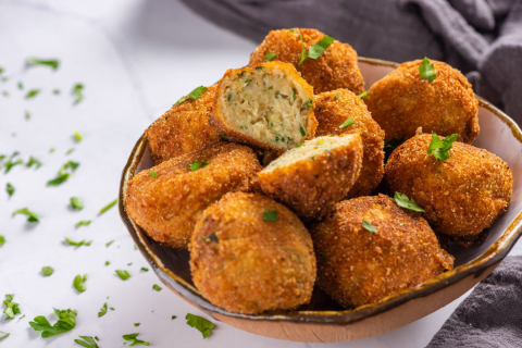 Bolinho de siri ao toque de coco, a cara do final de semana de primavera