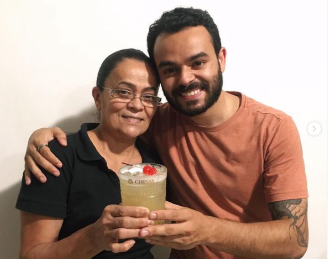 Dona Mari e o filho João com o drink que agora faz parte do cardápio do pub da família.