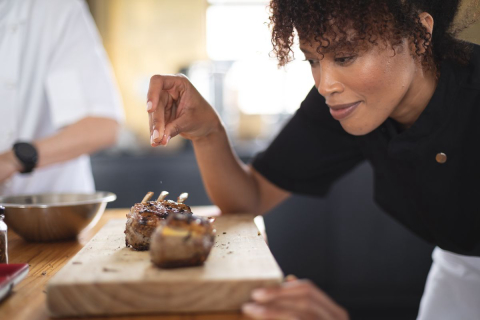 É mulher e quer brilhar no setor da alimentação? Conheça a capacitação gratuita do “Elas empreendem”!