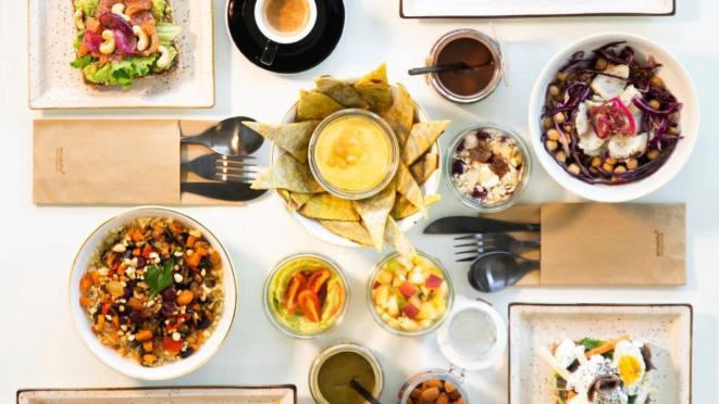 O cardápio é variado com pratos para o café da manhã, almoço e jantar 