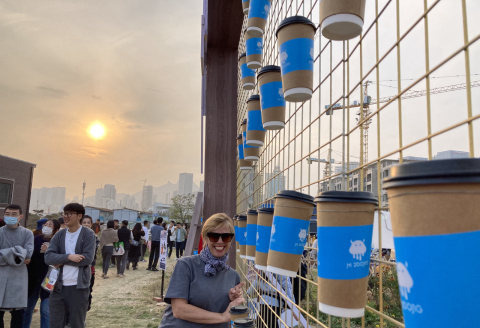 A praia,  festeira, trouxe para as areias  de Qingdao, o Festival do Café