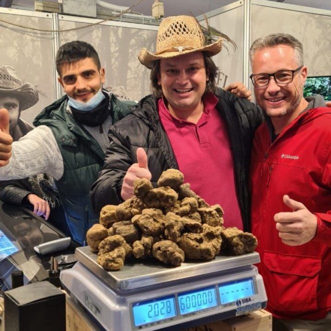 Marco Ronzano (famoso caçador de trufas), Dudu Sperandio e o chef Ronaldo Boese, companheiro de viagem, pesam as trufas.