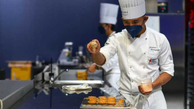 Jerome Ianmark Calayag durante a prova do San Pellegrino Young Chef Academy Competition.