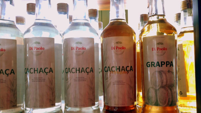 Algumas cachaças e a grappa de produção própria. À venda do empório da Di Paolo. 