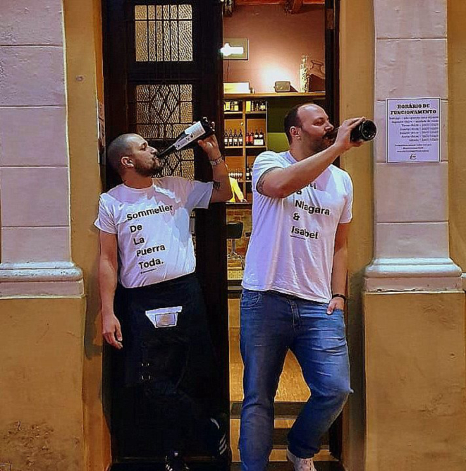 Guilherme Balbino e Jonas Martins, dois sommeliers de respeito à frente de um despojado Bar de Vinhos. 