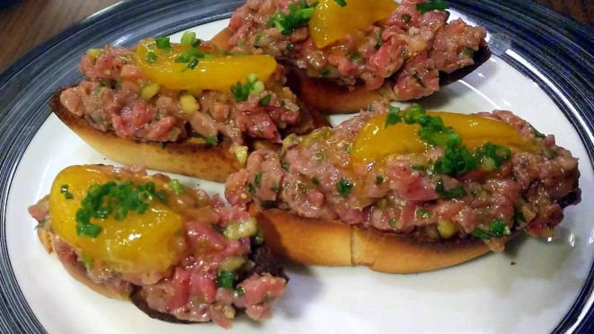 Steak tartare com gema curada, uma das comidinhas para acompanhar os vinhos. 