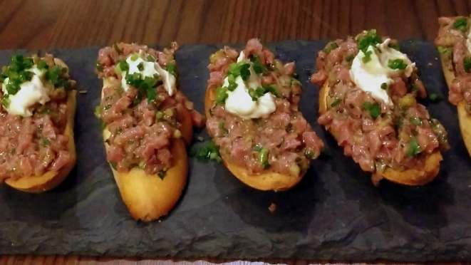 Steak tartare com maionese de bacon. 